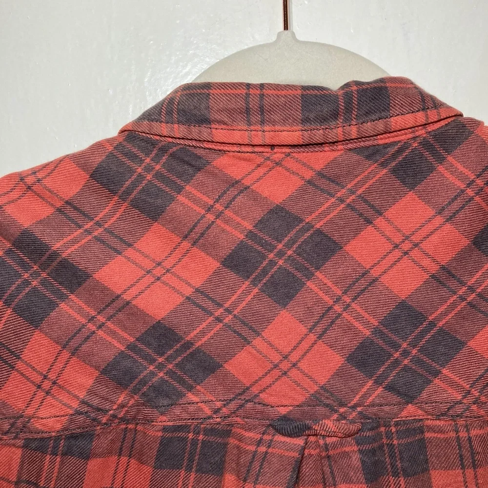 BDG Soft and Lightweight Plaid Button-Down - Picture 4 of 9